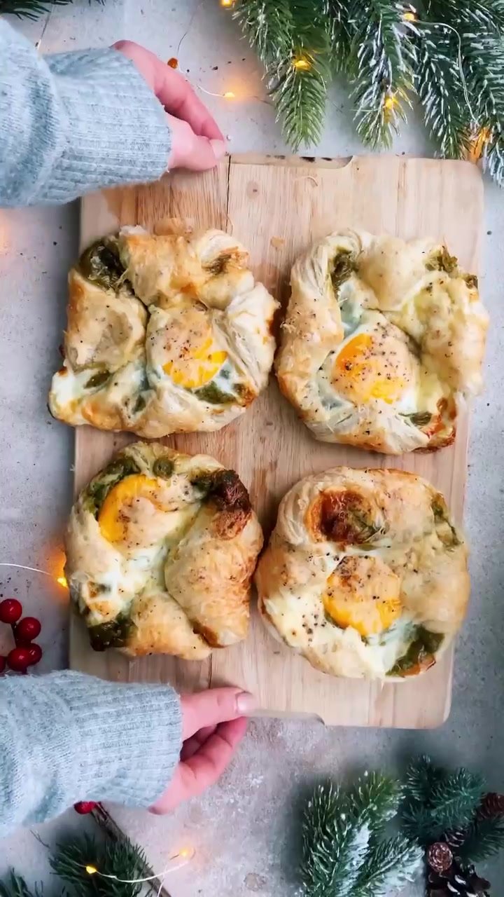 Быстрые слойки с песто, яйцом и сыром