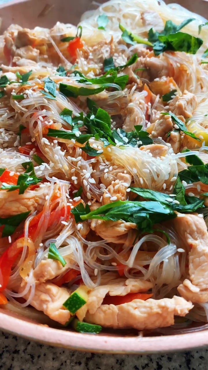 Фунчоза с овощами и индейкой
