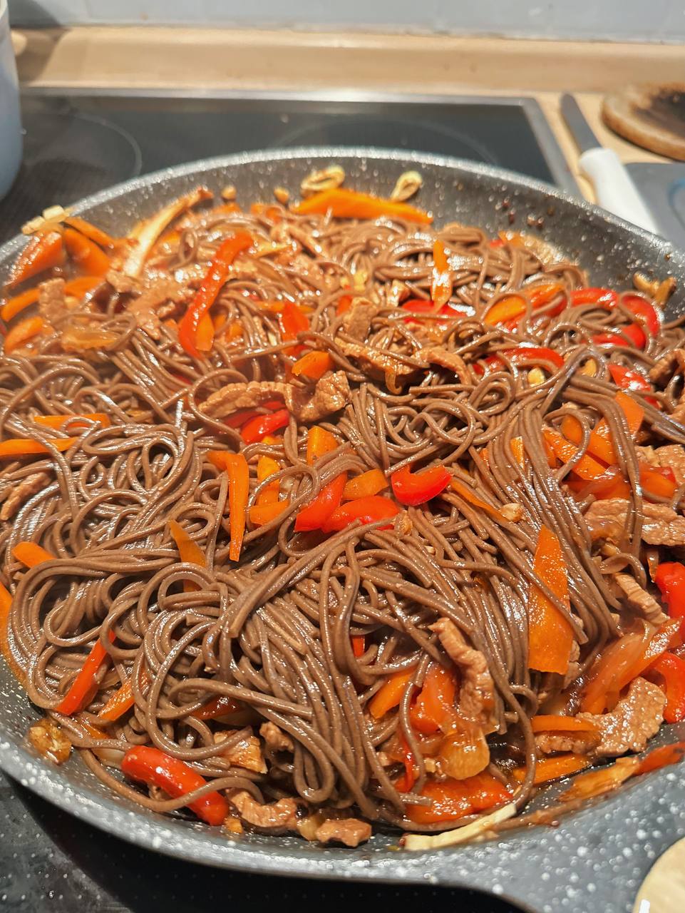 Гречневая лапша с говядиной, овощами и соусом терияки