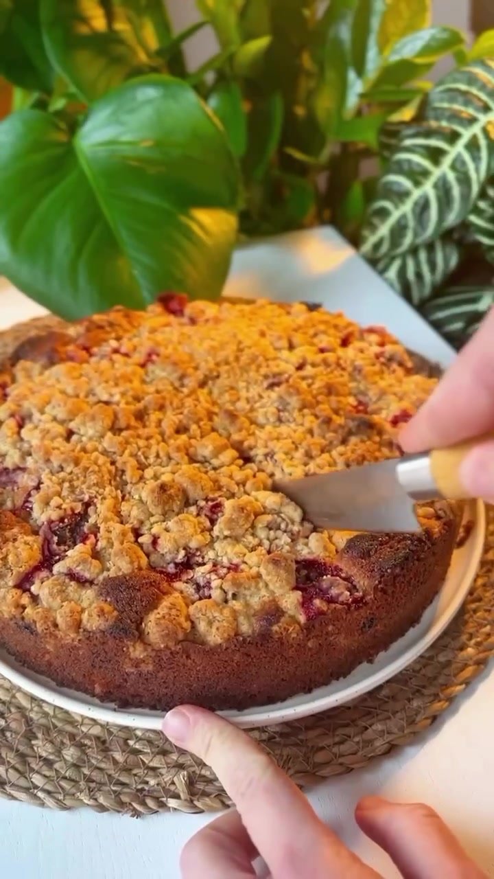Клубничный пирог с овсяной крошкой