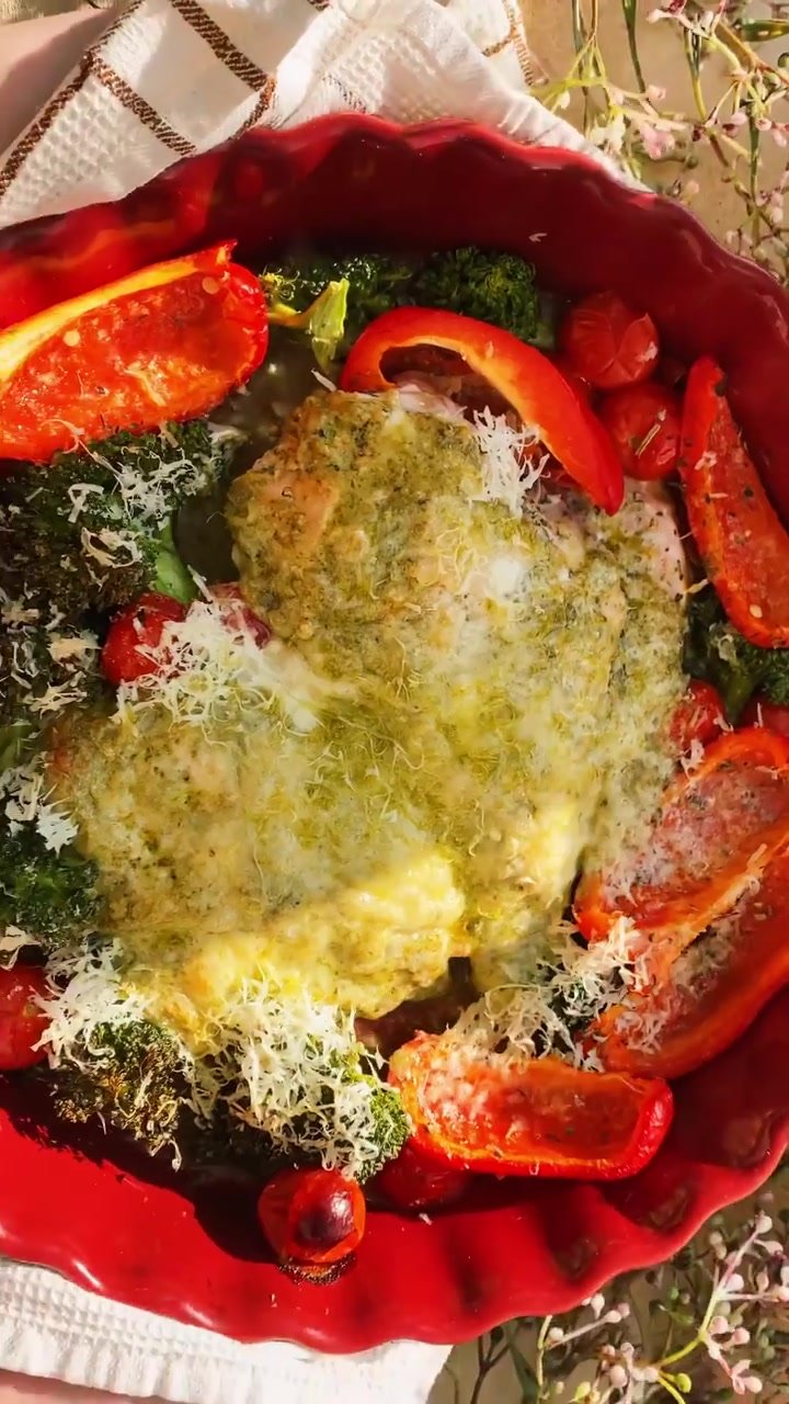 Куриная грудка под соусом песто с овощами