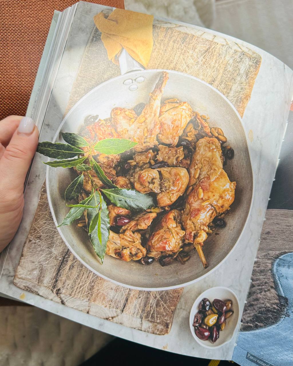 Курица по-лигурийски с оливками и кедровыми орешками