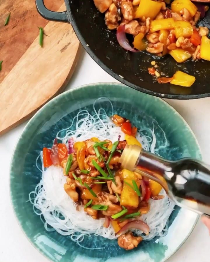 Лапша с курицей в кисло-сладком соусе
