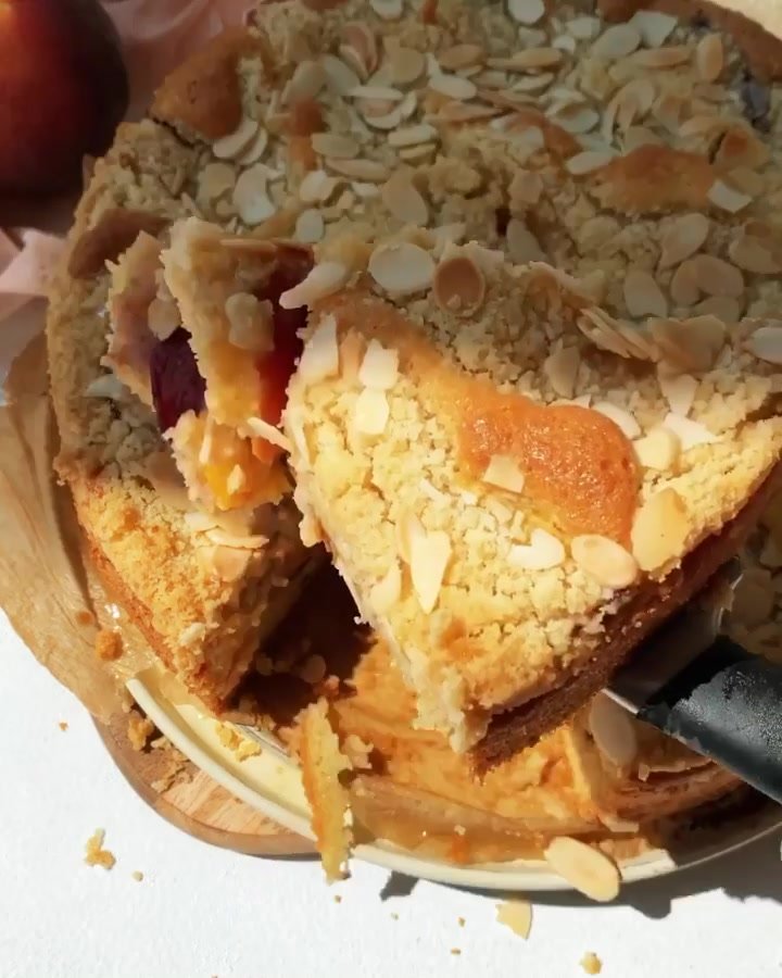 Пирог с персиками и песочной крошкой