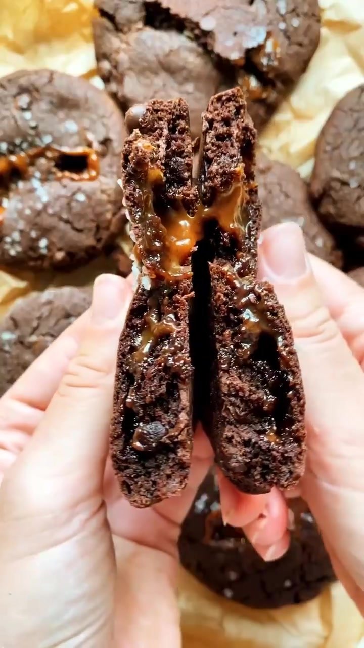 Шоколадное печенье с соленой карамелью