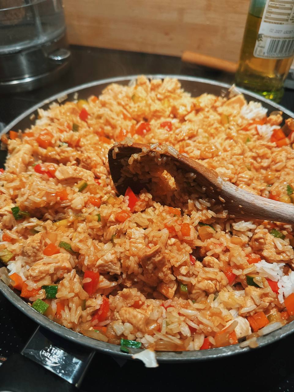 Жареный рис с индейкой, овощами и соевым соусом